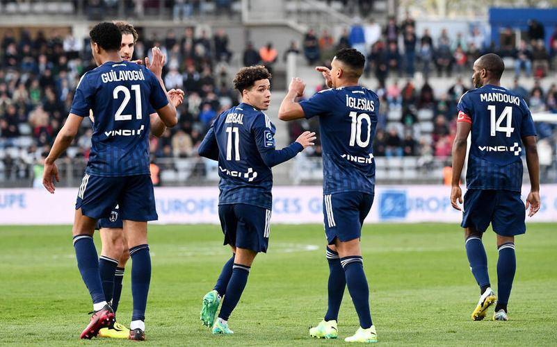 奇异果体育-法甲赛后再迎强敌，河床伤情更新，主帅态度——媒体盛赞，阵容厚度经受考验(前有强敌后有追兵)