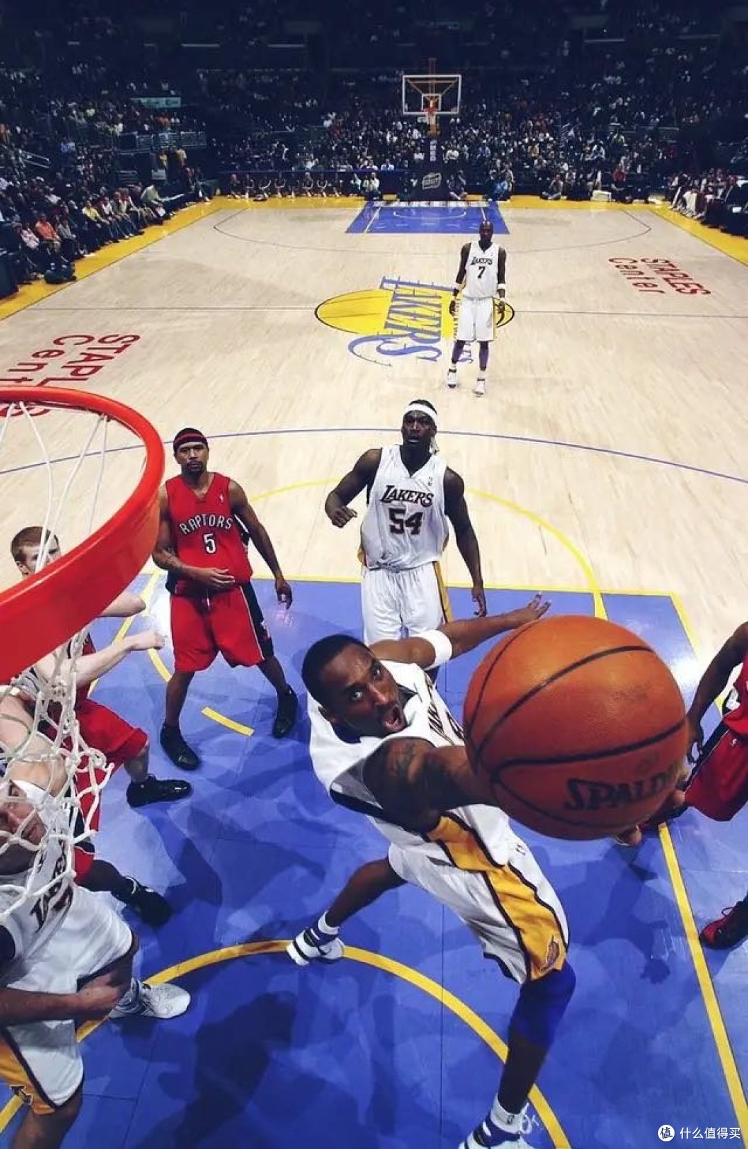 奇异果体育-篮球热身赛掀起高潮，江畔旋风队绝杀中原麒麟队，老将里程碑之夜——团队防守值得称道的简单介绍