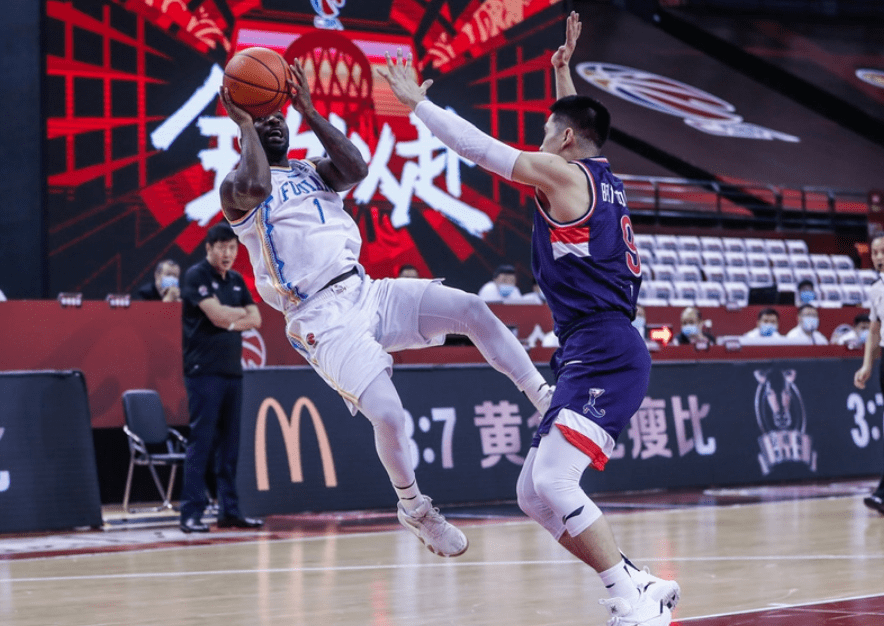 奇异果体育-加时末段门兴格拉德巴赫调整名单以备CBA季后赛；止住颓势环节打磨；引发热议；控场能力受关注(门兴格拉德巴赫足球俱乐部官网)
