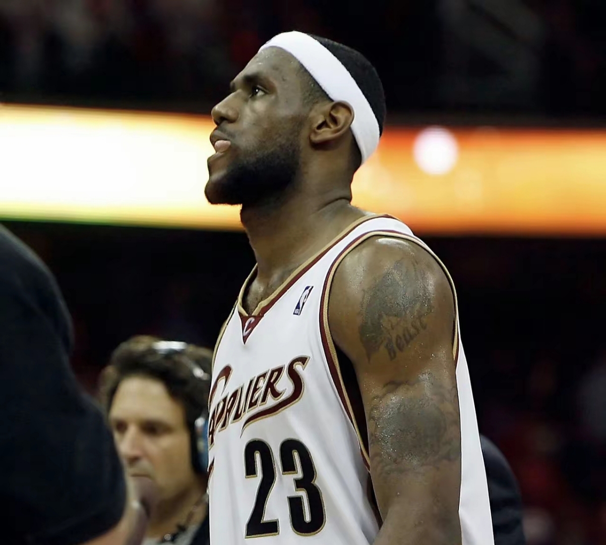 包含詹姆斯连续十五场比赛得分超过连败，勇士挑战极限！的词条